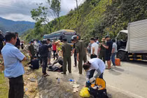 Tài xế mắc kẹt trong cabin sau vụ tai nạn trên đèo Lò Xo 