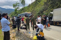 Tài xế mắc kẹt trong cabin sau vụ tai nạn trên đèo Lò Xo 