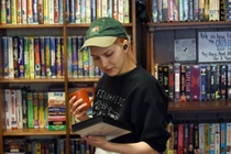 Băng VHS đột nhiên trở lại gây sốt trời Tây, giá cao chót vót