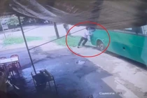 Cố ngăn xe buýt, phụ xe ở Quảng Ngãi bị cán tử vong 