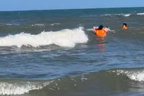 Gia đình 3 người gặp nạn đuối nước tại biển Mỹ Khê, 2 người mất tích