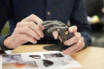 Bàn tay sinh học tích hợp AI giúp cầm nắm chính xác như tay thật