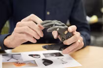 Bàn tay sinh học tích hợp AI giúp cầm nắm chính xác như tay thật