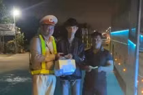 Cảnh sát giao thông Quảng Ngãi giúp đỡ công dân lạc đường đoàn tụ gia đình