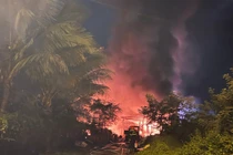 Kho phế liệu cháy dữ dội tại Quảng Ngãi, lực lượng cứu hỏa nỗ lực dập lửa