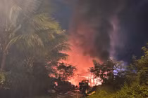 Kho phế liệu cháy dữ dội tại Quảng Ngãi, lực lượng cứu hỏa nỗ lực dập lửa