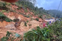Sạt lở nghiêm trọng chia cắt Quốc lộ 24 tại Quảng Ngãi