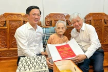 Chủ tịch Ủy ban MTTQ Việt Nam thăm, tặng quà người có công tại Hải Phòng