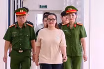 Thấy gì từ nụ cười của Hoàng Hường khi bị bắt?