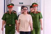 Thấy gì từ nụ cười của Hoàng Hường khi bị bắt?