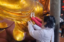 Rút quẻ thẻ, quệt tiền tượng Phật… tại chùa Tranh Hải Phòng