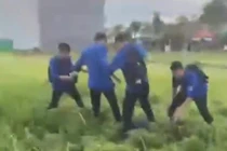 Nam sinh lớp 11 bị nhóm học sinh lớp 10 đánh nhập viện