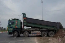 Khởi tố người đàn ông thuê xe tải đổ chất thải rắn ra môi trường