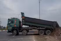 Khởi tố người đàn ông thuê xe tải đổ chất thải rắn ra môi trường