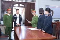 Khởi tố vụ sản xuất hàng nghìn can nước giặt giả ở Hưng Yên