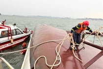 Các lực lượng chức năng nỗ lực triển khai công tác tìm kiếm, xác định số nạn nhân còn mất tích.