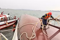 Thủ tướng yêu cầu khẩn trương cứu nạn vụ lật tàu Vịnh Xanh 58 trên Vịnh Hạ Long 