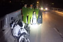 Công an Hải Phòng cứu người phụ nữ định tự tử cùng con trên cầu Xi Măng