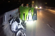 Công an Hải Phòng cứu người phụ nữ định tự tử cùng con trên cầu Xi Măng