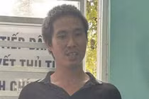 Thời điểm xảy ra vụ án có một người đàn ông đội mũ bảo hiểm trùm kín mặt và đeo khẩu trang xuất hiện trong sân nhà nạn nhân.