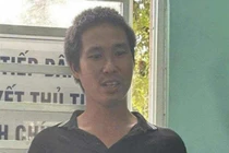 Thời điểm xảy ra vụ án có một người đàn ông đội mũ bảo hiểm trùm kín mặt và đeo khẩu trang xuất hiện trong sân nhà nạn nhân.