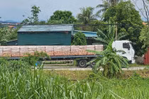 Xe container chở gạch vẫn lưu thông trên đê sông Thái Bình báo động 1