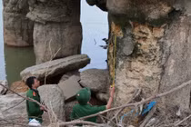 Cận cảnh cầu sông Lô móng lộ cốt thép rỉ sắt đang bị điều tra