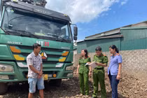 Bắt quả tang nhóm đối tượng chôn, đổ chất thải ở Hưng Yên