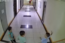 Cháu bé ném dép gây hỏng thang máy Ai bồi thường?