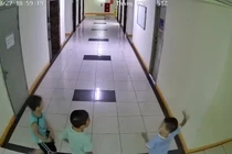 Cháu bé ném dép gây hỏng thang máy Ai bồi thường?