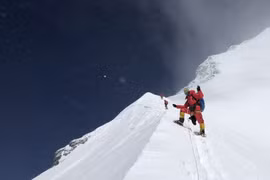 Gần 300 nhà leo núi lập kỷ lục chinh phục đỉnh Everest trong ngày