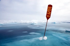 Lý do các nhà khoa học thay đổi cột mốc cực nam mỗi năm