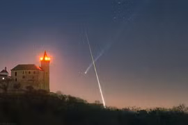 'Quả cầu lửa' và sao chổi cùng xuất hiện, cảnh tượng hiếm gặp