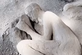 Hài cốt 2.000 năm tuổi mang dụng cụ y tế tại Pompeii hé lộ nhiều bí ẩn
