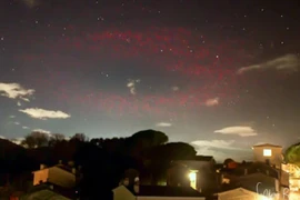 Quầng sáng bí ẩn giống UFO xuất hiện trên bầu trời Italy