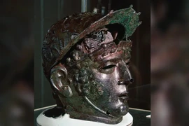 Mũ đồng 'mặt nạ' quý hiếm của đế chế La Mã cổ đại