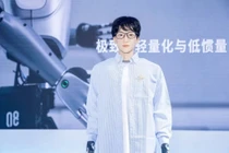 Robot đẹp trai đầu tiên trên thế giới đi học tiến sĩ nghệ thuật