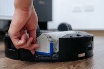 Robot lau nhà gây mùi tanh: Nguyên nhân bất ngờ