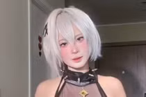 Mới đây, màn cosplay tướng Azzen’Ka trong Liên Quân Mobile giúp cô nàng gây bão toàn mạng xã hội.