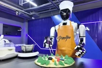 Robot Trung Quốc gây sốc với khả năng gắp bánh bao và uống rượu