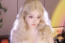 Nữ streamer Trung Quốc gây sốc khi công khai dao kéo