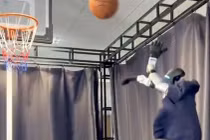 Robot G1 của Trung Quốc chơi bóng rổ như vận động viên