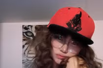 Nữ game thủ khoe gaming room, fan “mất tập trung”