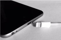 Cắm sạc điện thoại bằng máy tính có hại pin không?