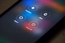 Cho mượn điện thoại, bí kíp 5 giây khóa chặt dữ liệu 