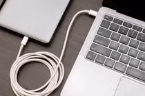 Dùng sạc công suất lớn có làm hỏng laptop không 