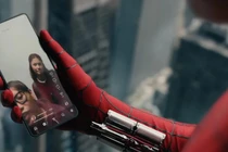 Người Nhện bỏ iPhone dùng Z Flip gây tranh cãi