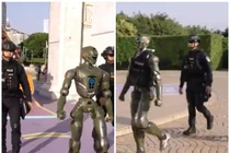 Robot “kẻ hủy diệt” tuần tra cùng cảnh sát Trung Quốc