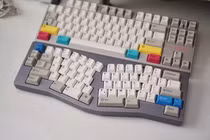 Vì sao bàn phím máy tính lại lệch hàng suốt 70 năm qua?