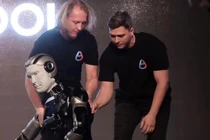Robot AI đầu tiên của Nga ngã sấp mặt trên sân khấu